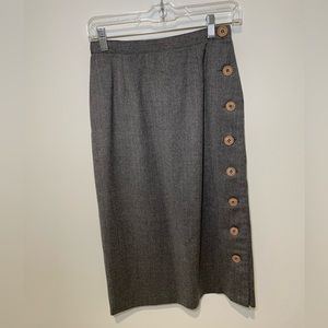 Vintage bloomingdales high waisted‎ 100% wool skirt with buttons and lining.